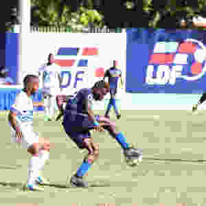 el delantero venezolano Ever Espinoza aprovechó la recuperación de un balón