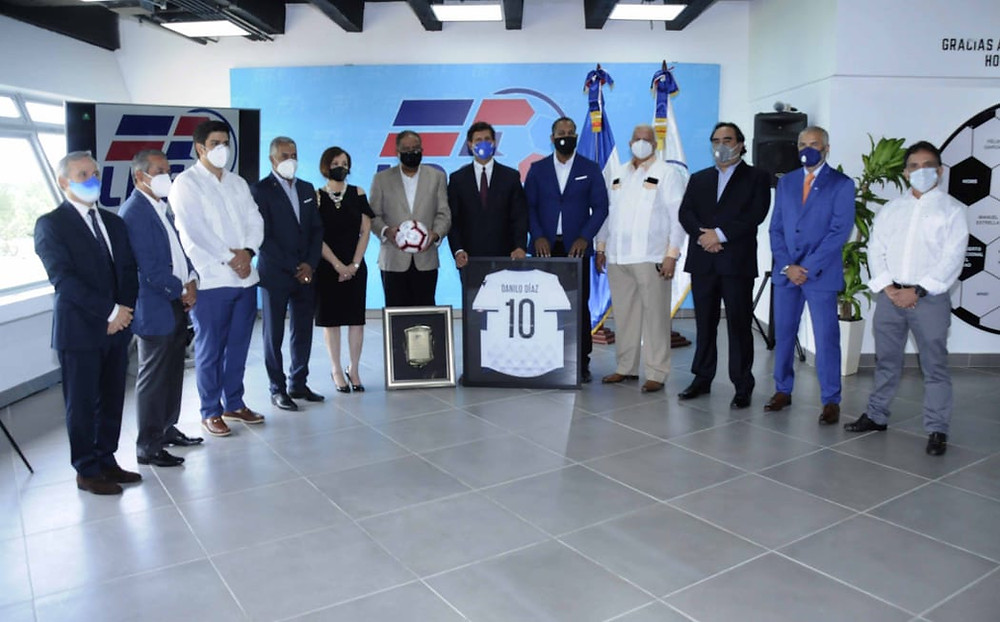 Manuel Estrella, presidente de la LDF, Rubén García, presidente de Fedofútbol, y directivos de la liga entregan reconocimiento y souveniles a Danilo Díaz, ministro de Deportes.