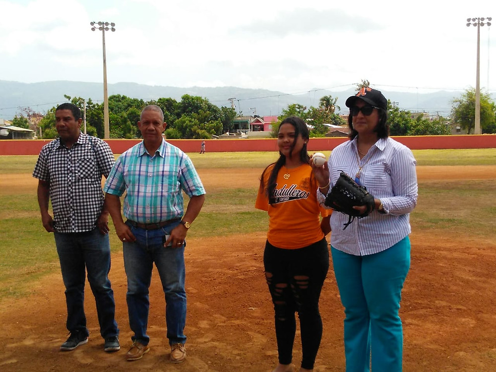 Gobernadora tira primera bola
