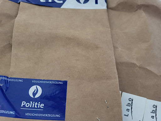 Verzegelde papieren zak met politieverzegeling en labo-sticker. Overtuigingsstuk uit een strafzaak
