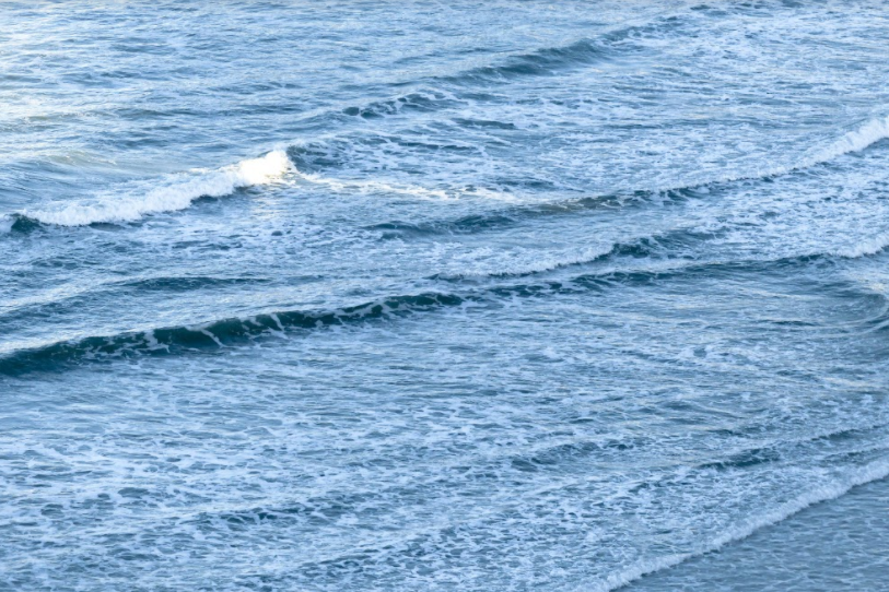 Um mar sem ondas, também conhecido como mar flat, que configura um lay day em campeonatos de surf.