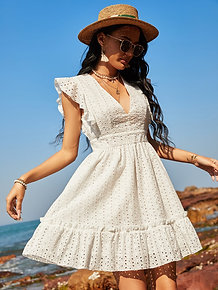 Vestido bajo fruncido con bordado de ojal