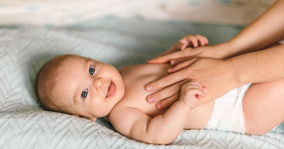 Baby lächelt in die Kamera - Babymassage Anna Schuh