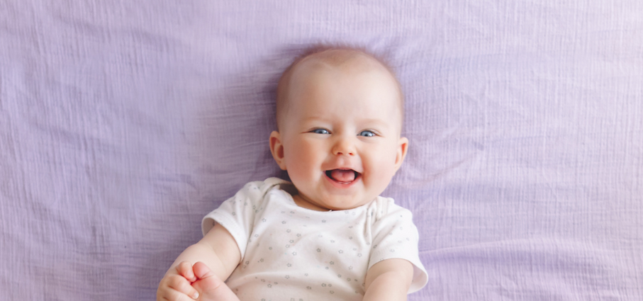 lachendes Baby etwa 4 Monate alt