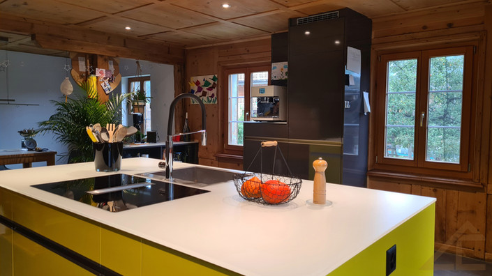 LC Küchen, LC-Holzbau, Küchen, Küchenbau, Küchenplanung, individuelle Küche, Eigenproduktion, Küchenvisualisierung, Küchenrealisierung, Prättigau, Graubünden, Ostschweiz, Traumküche, Küche Hochglanz, Kunstharz, Glasabdeckung, Miele Küchengeräte