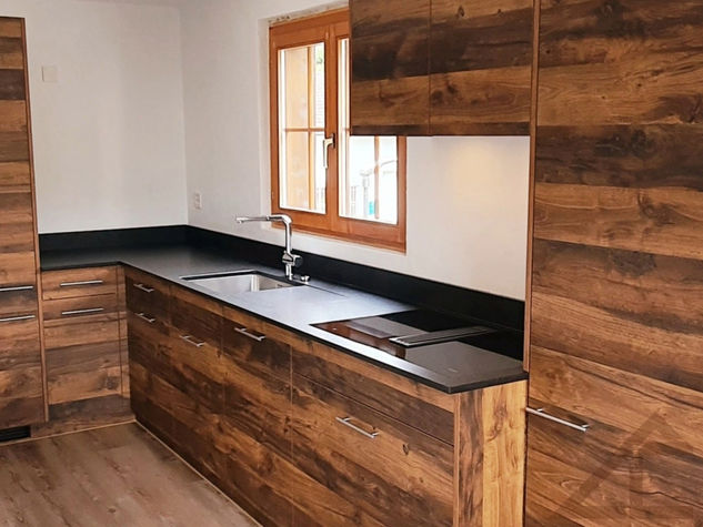 LC Küchen, LC-Holzbau, Küchen, Küchenbau, Küchenplanung, Traumküche, individuelle Küche, Eigenproduktion, Küchenvisualisierung, Küchenrealisierung, Prättigau, Graubünden, Ostschweiz, Dekorfront, Holzdekor, Eichendekor, Miele Küchengeräte