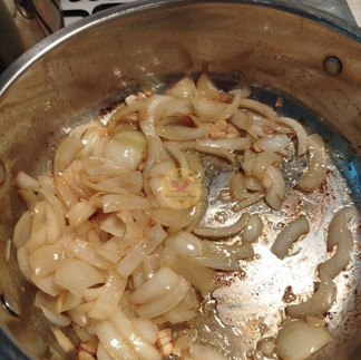 "Bhuna the onions , ginger and garlic"