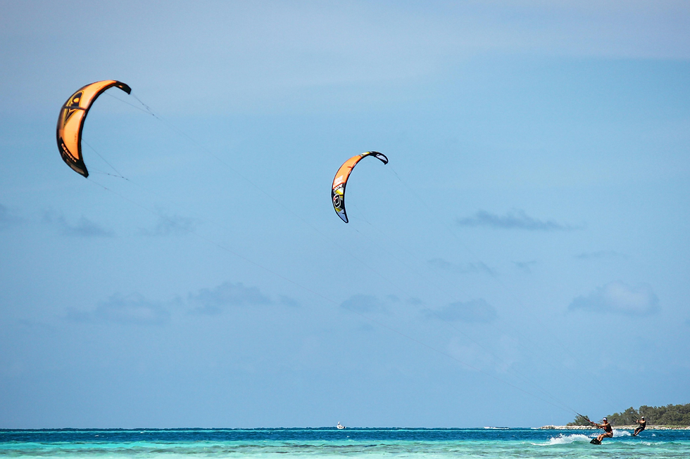 Kitesurfeurs sur le lagon du Morne Brabant à Maurice