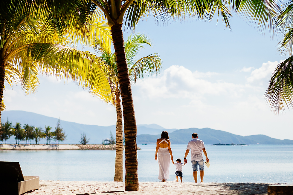 Famille en vacances à l’île Maurice sur une plage tropicale