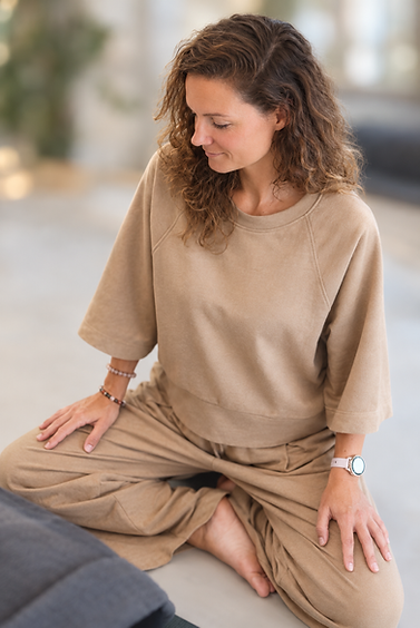 Rustige meditatie in beige tinten.png