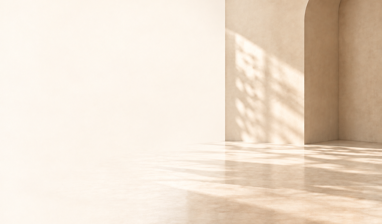 Sonniger leerer Raum mit Bogennische.png