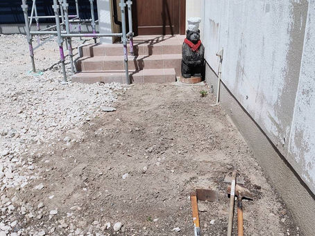 玄関前のお庭の整備。凸凹ガーデニング！