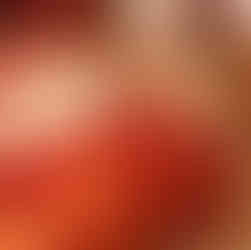 Geschnittene Paprika, Zwiebeln und Tomaten auf einem Schneidebrett aus Holz