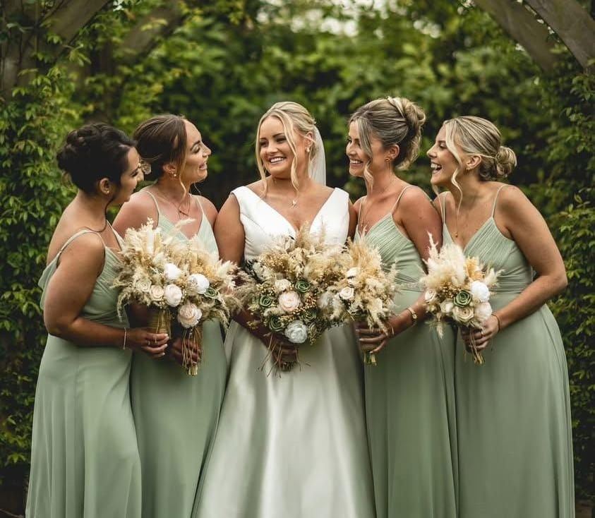 Jane's Flowers bride and bridesmaids with bouquets