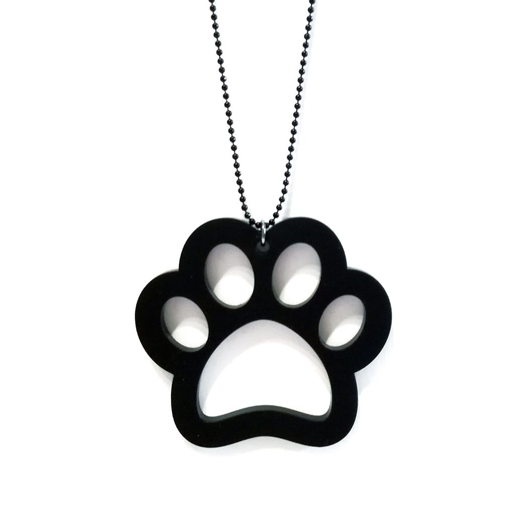 Κολιέ "Πατουσάκι" από μαύρο ματ πλέξιγκλας, μακρύ. Διάσταση στοιχείου: 6x5,5 cm