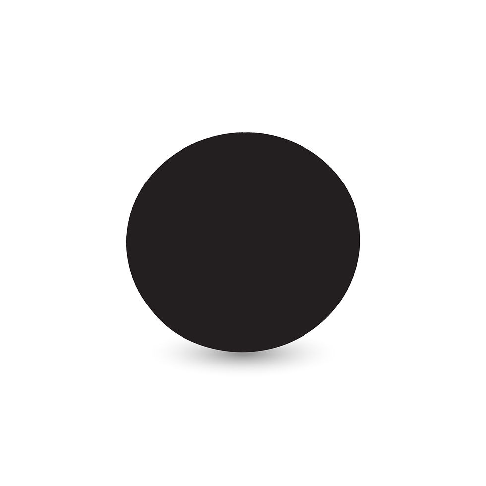 Μαύρο δαχτυλίδι "Disc" από ματ πλέξιγκλας, με ρυθμιζόμενη επιμεταλλωμένη ορειχάλκινη βάση.