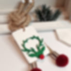 Χειροποίητο γούρι 2024 "Τάρανδος" από λευκό πηλό & ξύλινη λεπτομέρεια ταράνδου.