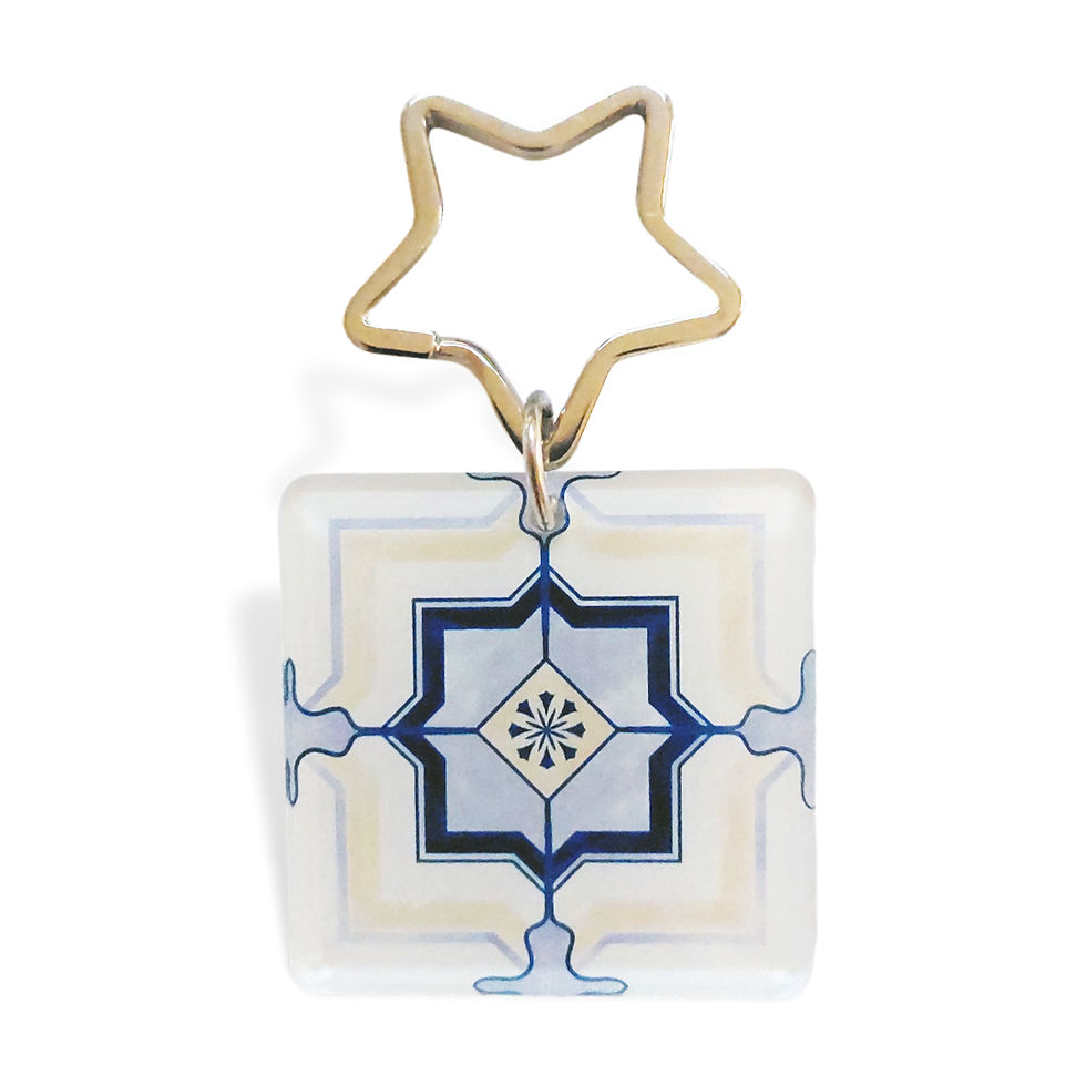 Μπρελόκ "Blue Tile" διπλής όψης, με εκτύπωση υψηλής ανάλυσης σε πλέξιγκλας. Διάσταση: 4,5x4,5 cm.