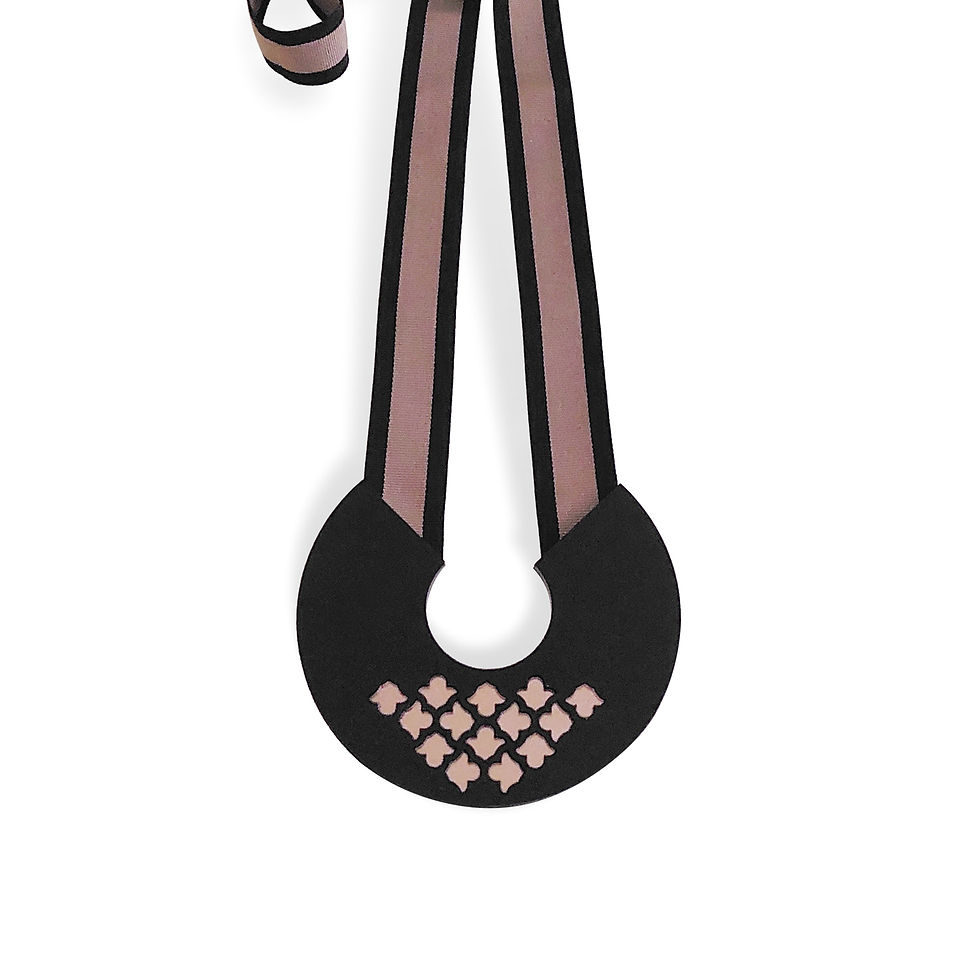 Κολιέ "Marrakech" από μαύρο ματ και καφέ καθρέφτη plexiglass και δίχρωμη κορδέλα. Διάμετρος plexiglass: 12 cm.