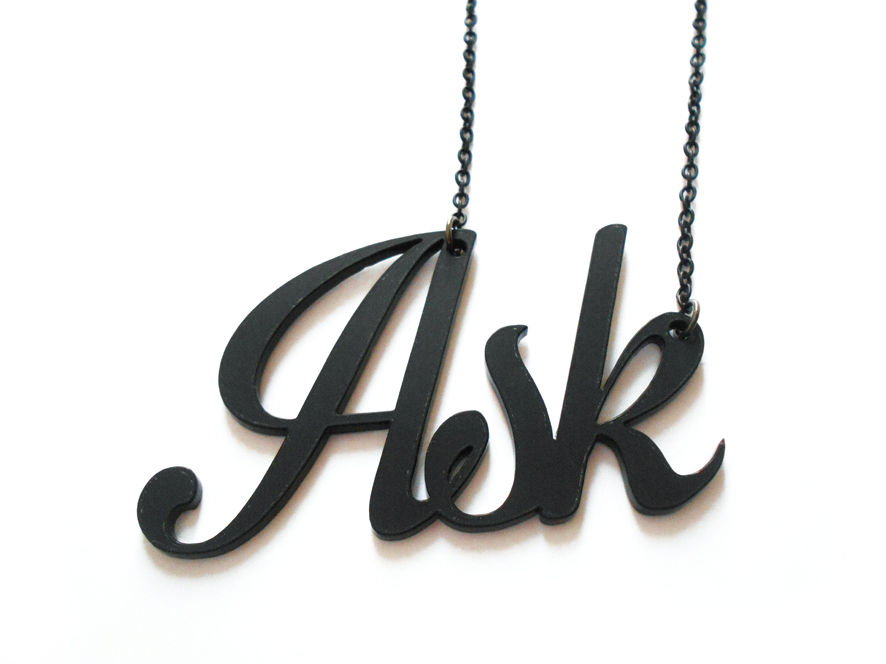 Κολιέ "Ask" από μαύρο ματ πλέξιγκλας με επιμεταλλωμένα στοιχεία από ορείχαλκο. Διάσταση στοιχείου: 7x5 cm, κοντό.