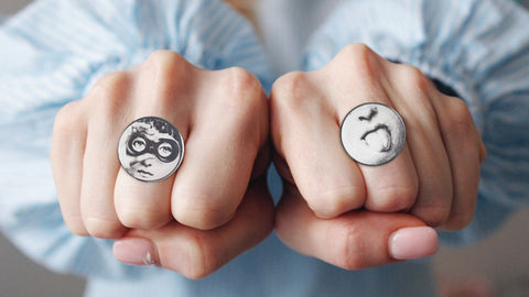 Δαχτυλίδια με ρυθμιζόμενη ατσάλινη βάση αλλά και με νούμερα.