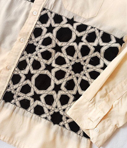 Détail de motif islamique sur chemise customisée