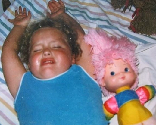 Young Alycia yerves in bed