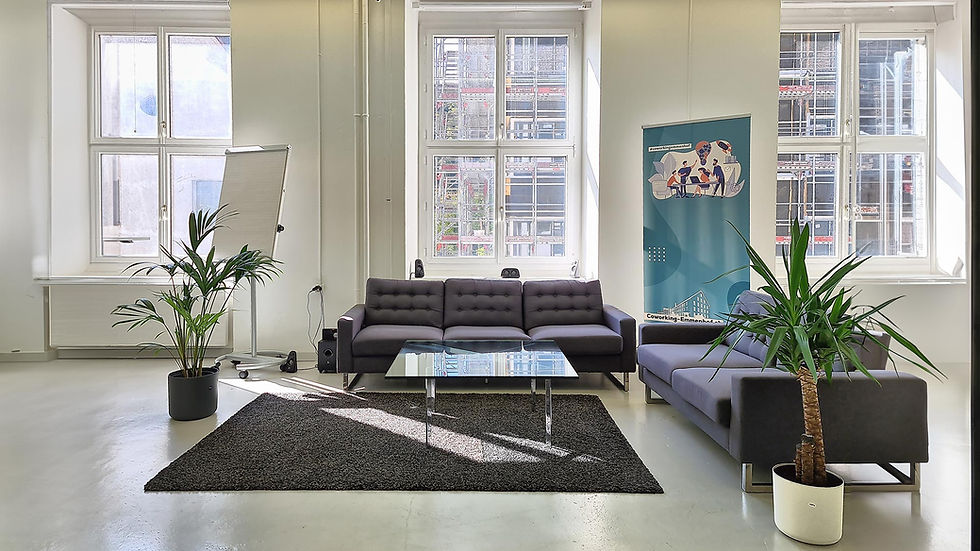 Cowrking Raum mit Sitzgelegenheit auf dem Sofa zum Netzwerken im Coworking Emmenhof