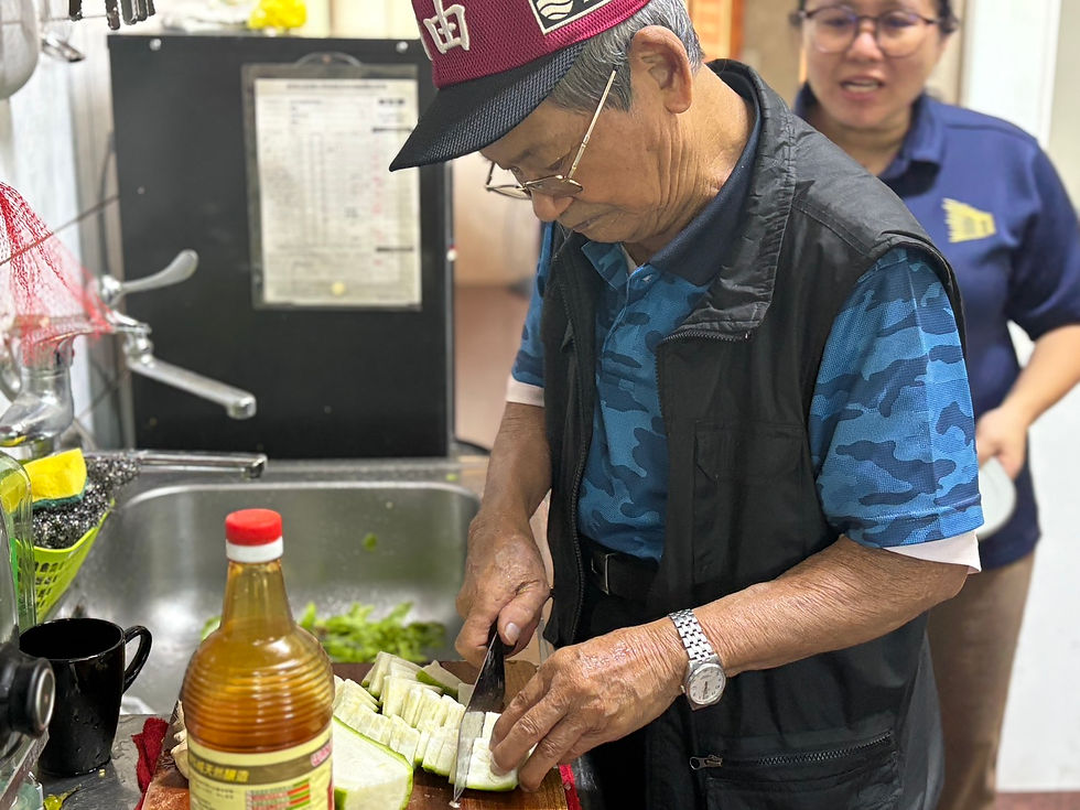 東勢共生之家-七級阿公切菜