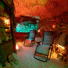 pravá solná jeskyně s podsvícenou solí a slaný vodopád