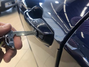 How to lock my key fob in my car