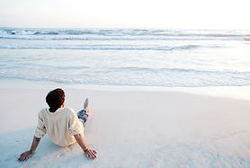 Assis sur la plage