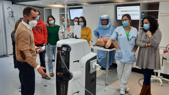 Acompañamos al equipo de enfermería del H.U. de Valdecilla en su visita al Stryker Mobile EXPERIENCE