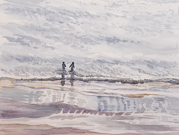 Aquarelle marine minimaliste représentant une vaste étendue d'eau et de ciel dans des tons gris, mauves et beiges. Deux petites silhouettes humaines marchent côte à côte sur une bande de sable au centre de la composition, leurs reflets visibles sur le sol humide. L'horizon est placé très bas pour accentuer l'immensité du ciel nuageux traité par larges lavis horizontaux.