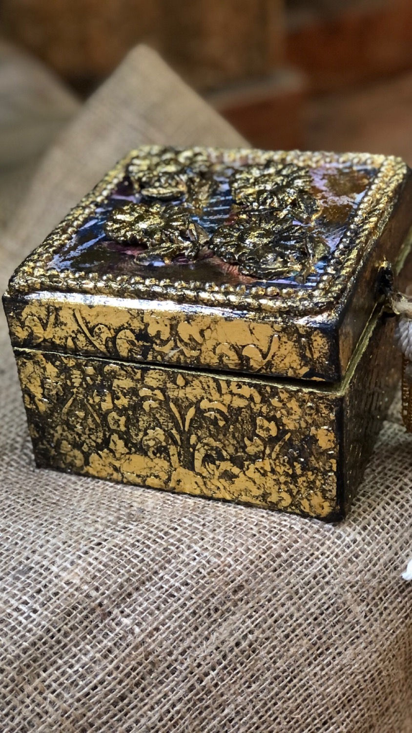 Thumbnail: Gilded box