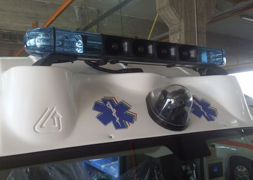 Spoiler anteriore aerodinamico in vetroresina bianca completo di barra con luci di stazionamento, doppio speaker e sirena bitonale e faro orientabile