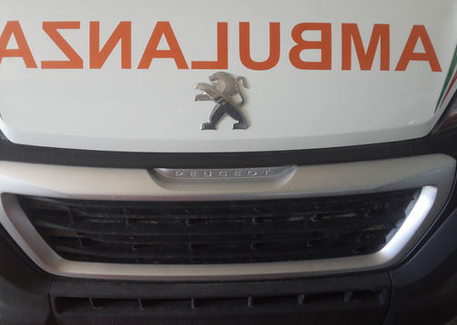 Coppia di luci a LED blu ultrapiatte, lampeggianti ad alta luminosità, applicate nella parte alta centrale del paraurti anteriore in posizione obliqua