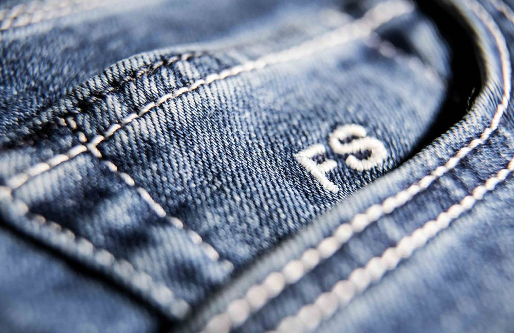 Initiales brodées sur le jeans | Jeans sur mesure | G.A Jeans Stores