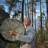 Schamane im Wald beim trommeln