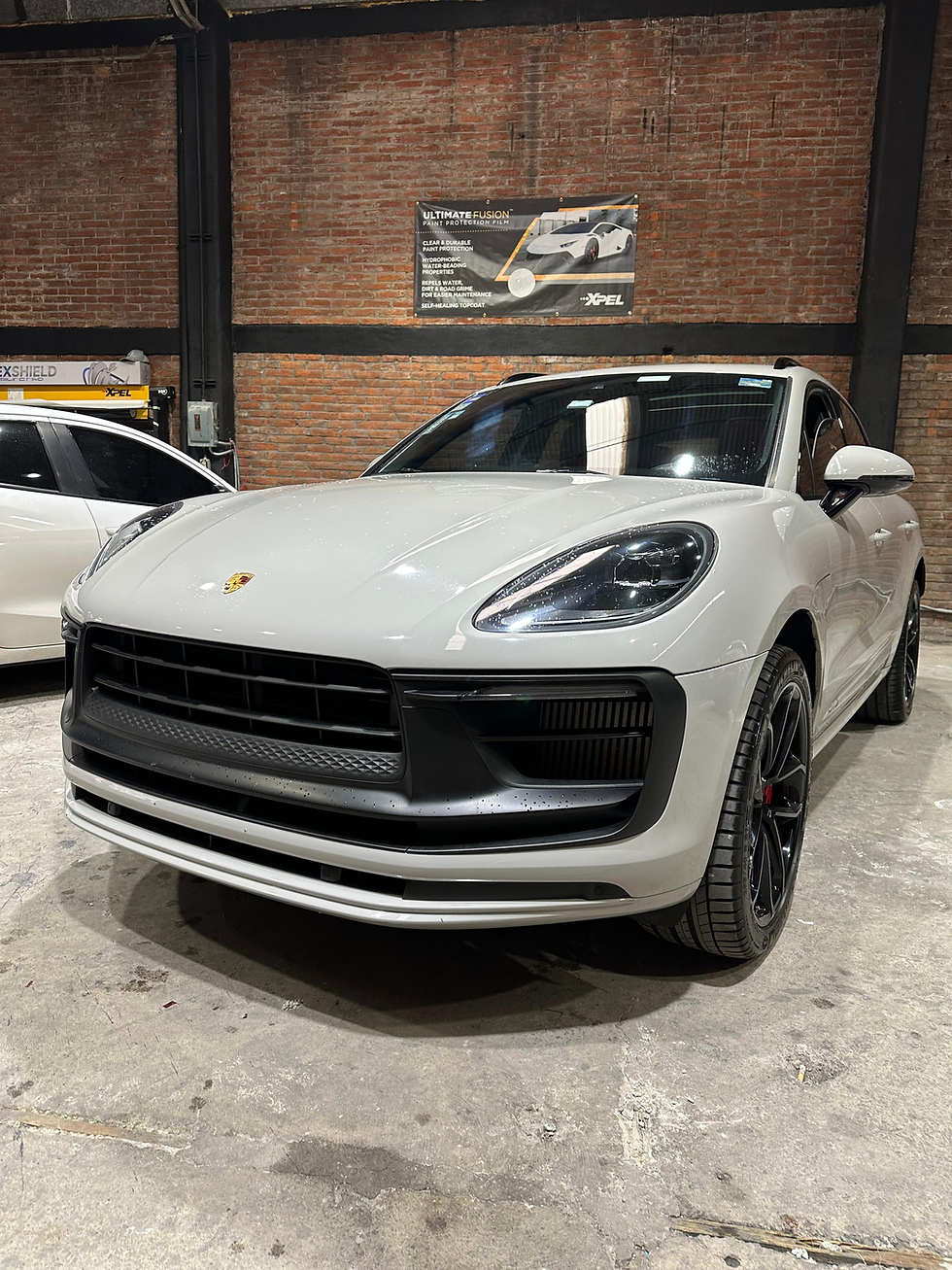 Auto blanco en taller, protección PPF