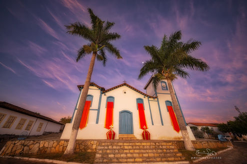 A Igreja Matriz de Nossa Senhora da Penha de França é um tesouro de Corumbá de Goiás, que nos convida a mergulhar na história e na fé da região. Tombada como patrimônio histórico, a igreja preserva a identidade local e abriga um valioso museu sacro, sendo uma verdadeira janela para o passado, onde seus detalhes arquitetônicos e sagrados contam histórias de gerações.