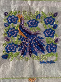 UMA ARTESÃ QUE PINTA E BORDA OLHOS D'ÁGOA - GOIÁS