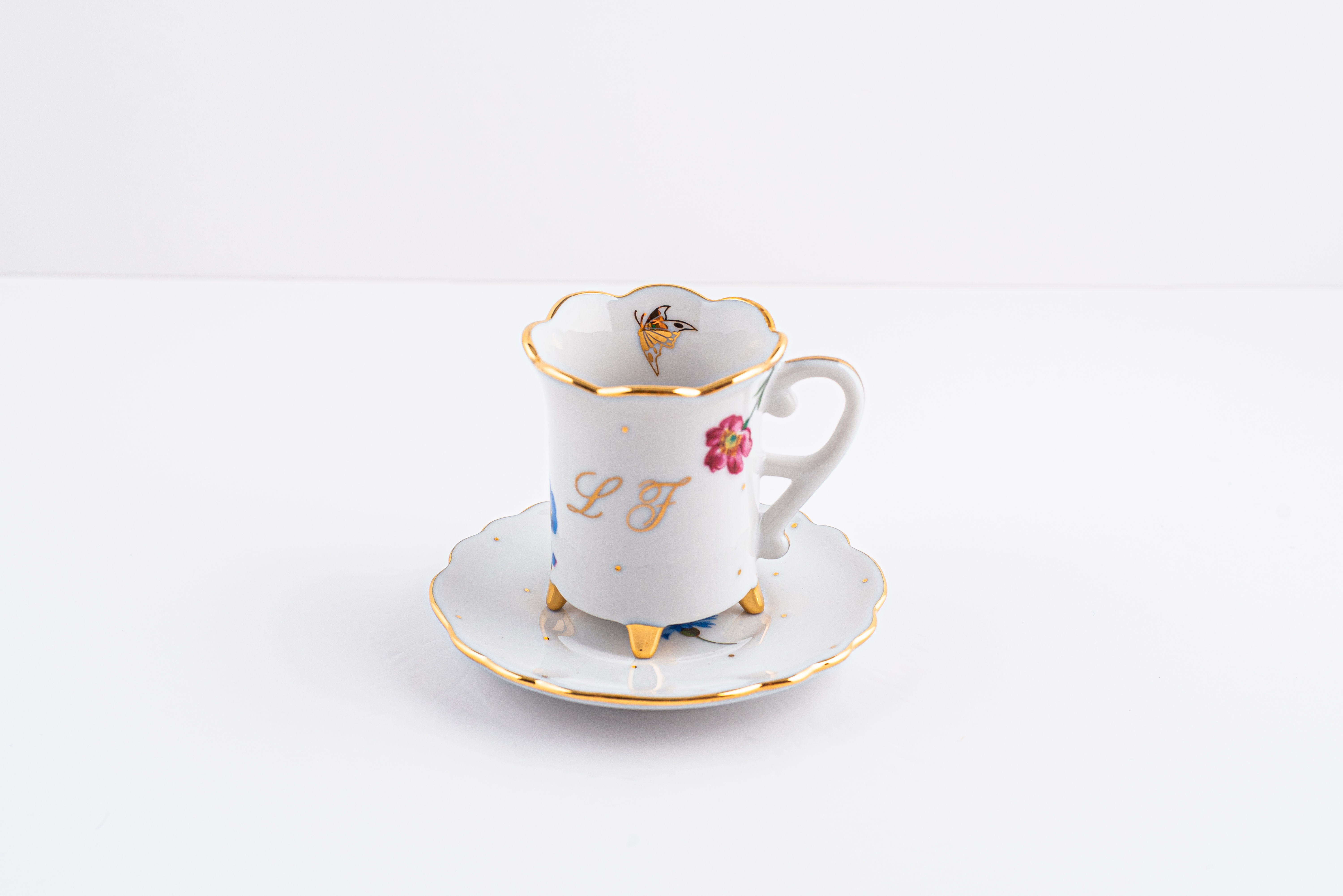 Xícara de Café Pezinho Flores e Inicial