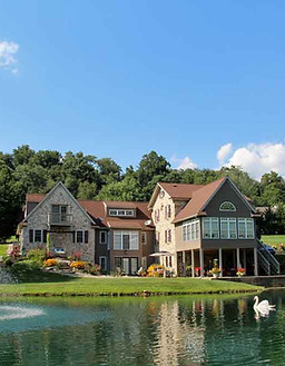 Airy View is a bed & breakfast on Chickies Ridge in Columbia