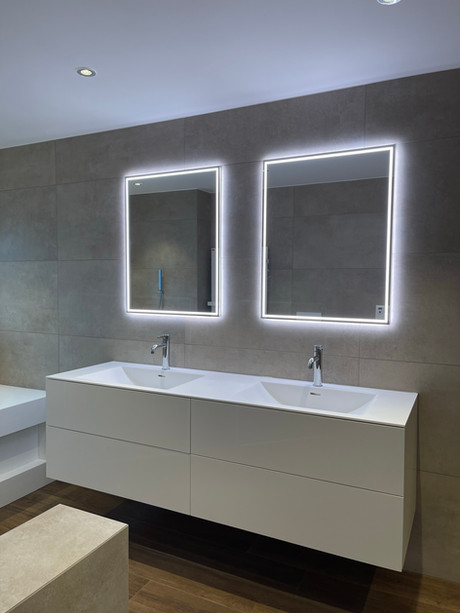 Singapur Badezimmer Sanierung | Badezimmer mit WC-Dusche, Regen-Dusche, Handtuch-Radiator, Einbauspiegelschrank, Doppel-Lavabo, Badewanne nach Mass | Feinsteinzeug - Leon Classic | Wandplatten: Feinsteinzeug - Atum Classic