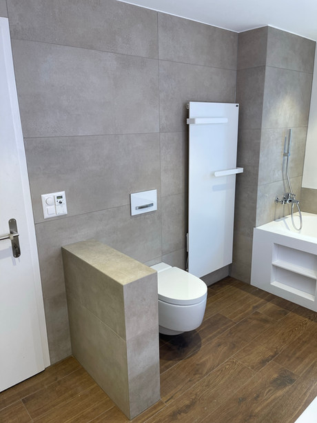 Singapur Badezimmer Sanierung | Badezimmer mit WC-Dusche, Regen-Dusche, Handtuch-Radiator, Einbauspiegelschrank, Doppel-Lavabo, Badewanne nach Mass | Feinsteinzeug - Leon Classic | Wandplatten: Feinsteinzeug - Atum Classic