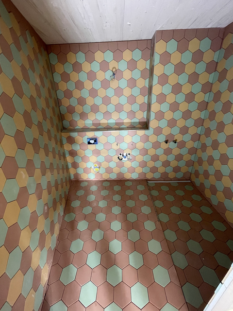 Ein stilvoll gestaltetes Badezimmer ist nicht nur ein Ort der Erfrischung, sondern auch eine Oase der Entspannung. Und die richtige Wahl von Fliesen kann diesen Raum in etwas ganz Besonderes verwandeln. Bei AS Plattenleger GmbH verstehen wir die Bedeutung eines gut gestalteten Badezimmers und sind darauf spezialisiert, Ihre Badezimmerträume Wirklichkeit werden zu lassen.

Unsere erfahrenen Handwerker sind Experten im Verlegen von Fliesen und Platten im Badezimmer. Egal, ob Sie ein modernes, zeitloses oder luxuriöses Design wünschen, wir bieten massgeschneiderte Lösungen, die Ihren individuellen Stil und Ihre Bedürfnisse perfekt widerspiegeln. Unser Team arbeitet präzise und sorgfältig, um sicherzustellen, dass jedes Detail stimmt.