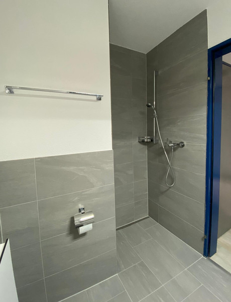 St. Moritz Badezimmer Umbau | Badezimmer mit WC, Standart-Dusche Spiegelschrank, Einfach-Lavabo | Bodenplatten: Feinsteinzeug - Stein Optik Hellgrau | Bodenplatten: Feinsteinzeug - Stein Optik Hellgrau
