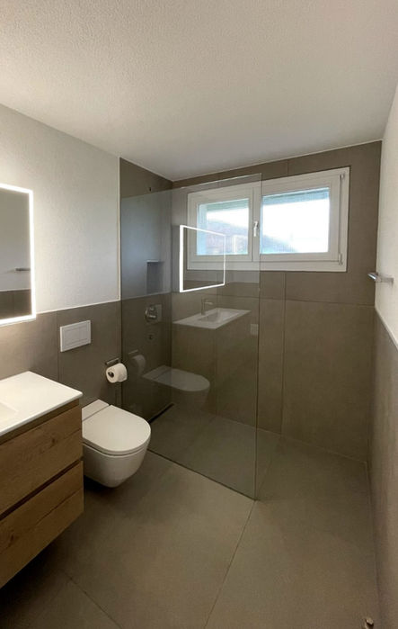 Pilatus Badezimmer Renovation | Badezimmer mit WC, Regen-Dusche, Spiegelschrank, Einfach-Lavabo, Badewanne | Bodenplatten: Feinsteinzeug - Floor Gres | Feinsteinzeug - Floor Gres