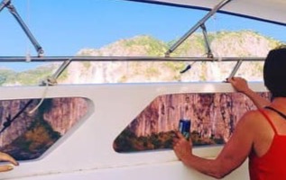 Small luxury group tours, adventures, travel and holidays for solo / single women in 20s, 30s, 40s and 50s with Travel Queen: Thailand